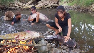 Wow 18kg Catfish Catching Big Fish and Cooking for jungle food PrimitiveSurvivalSkillss [upl. by Vanthe]