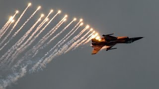 F16 fighter yet shooting flares [upl. by Perrine]