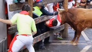 Dernier lâcher de taureaux des fêtes de la San Fermin [upl. by Othilia879]