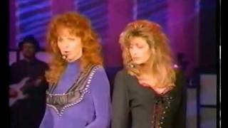 Reba McEntire amp Linda Davis  Does He Love You Reba Live 1995 [upl. by Corella]