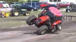 Stunt met trekker op 2 wielen rijden bij De Zetor Opstap Dag bij Koop van der Wal in Bant [upl. by Susanna]