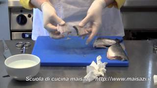 Corsi di cucina Sfilettare spinare e spellare un pesce rotondo branzino [upl. by Cuttler]