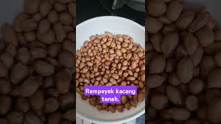 Rempeyek kacang tananh [upl. by Ahsertal]