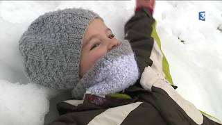 Une journée dans la neige pour les écoliers dans les Flandres [upl. by Sinegold]