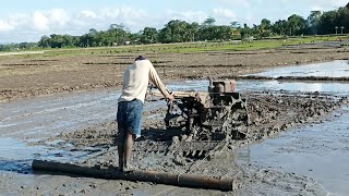 TRAKTOR SAWAH MERATAKAN TANAH DENGAN BAMBU [upl. by Aihsoj]