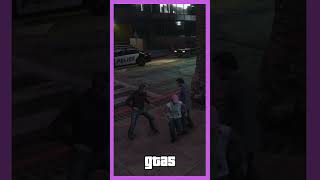 Aggressione davanti alla polizia gta gtav shorts [upl. by Tisman]