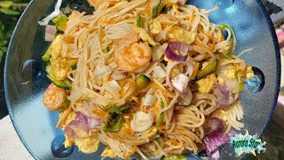 Ricetta Spaghetti cinesi di riso con uova verdure e gamberi [upl. by Ahtekahs261]