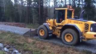 Volvo L120F planerar skogsväg [upl. by Linad]