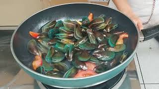 GREEN MUSSELS WITH SHAOXING WINE RECIPE  IYACHE amp MOM [upl. by Entwistle749]