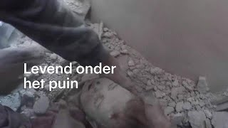 Schokkende beelden Kind uit gruis en puin gered na bombardement Syrië  RTL NIEUWS [upl. by Eissirhc]