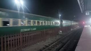 130dn Thall Express Arriving Multan Cant Railway Stationviralvideo trending foryou railway [upl. by Akiemehs]