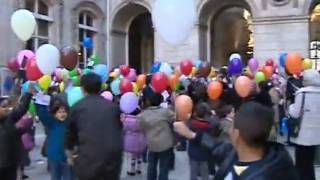 Des ballons porteurs de messages senvolent Lyon [upl. by Neehcas]