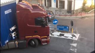 BRANDIZZO ANCORA TIR BLOCCATI NELLA DOPPIA ROTATORIA DI VIA TORINO [upl. by Aimet]