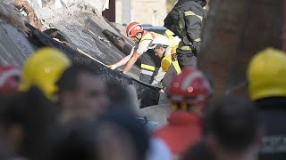 Leffondrement dun toit extérieur dans une gare en Serbie fait au moins 13 morts [upl. by Aicemaj]