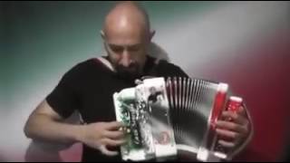 Mira como toca este italiano el acordeon [upl. by Regina]