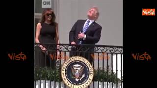 Trump sfida leclissi totale di Sole sguardo il cielo senza occhialini [upl. by Nylekcaj279]