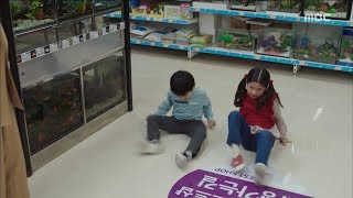 My Secret Terrius EP10 Twins laid on the floor of the mart  내 뒤에 테리우스20181010 [upl. by Ycrem]