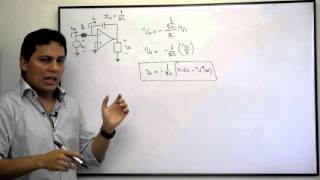 Configuración integrador de un amplificador operacional [upl. by Tnelc]