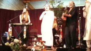 Shyamdas leading Kirtan with Deva Premal and Miten [upl. by Wadlinger582]