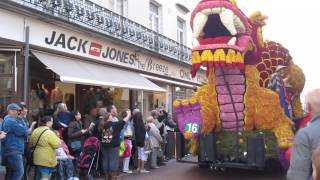 Bloemencorso Blankenberge 2014  Possensje Chinese Draak Filmpje 1 [upl. by Llejk280]