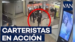 Así operan los carteristas en el metro de Barcelona [upl. by Eednim]