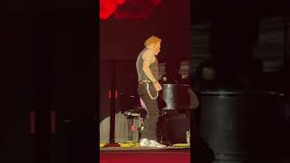 Axl Rose in the Moment While Slash Shreds – Pure Guns N’ Roses Magic [upl. by Assenal]