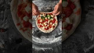 É uma pizza ou calzone 🤔pizza pizzadelivery pizzaria pizzariadelivery calzone food [upl. by Fem]