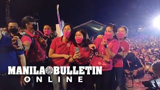 VP Leni Robredo and her daughters sang along as Ely Buendia performs at the grand rally in Iloilo [upl. by Russ970]