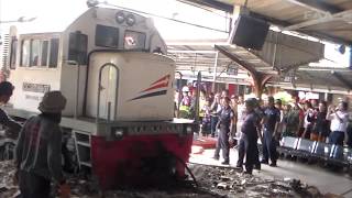 Lokomotif Lompat Ke Peron Stasiun Jakarta Kota Video Tahun 2014 [upl. by Htiaf579]