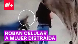 Motoladrones roban teléfono de mujer distraída  N [upl. by Atinar]