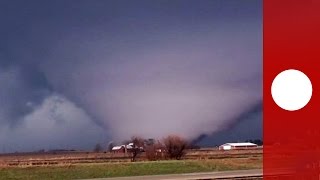 Spektakuläre Nahaufnahmen RiesenTornado erreicht Illinois [upl. by Sybille]