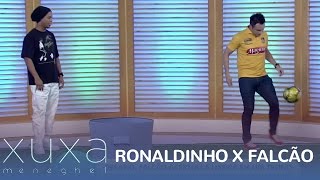 Ronaldinho Gaúcho e Falcão se enfrentam em desafio do lixo [upl. by Nahpets]