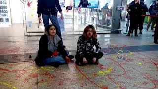 Roma blitz alla stazione Termini delle femministe di quotBruciamo tuttoquot [upl. by Bate]