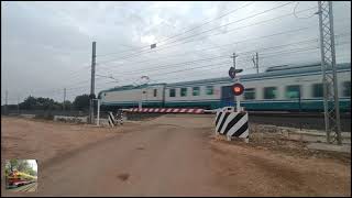 TRANSITO DI UN REGIONALE E UN FRECCIAROSSA ETR500 AL PASSAGGIO A LIVELLO DI FASANO  ɅNDREɅUS TRENI [upl. by Undis207]