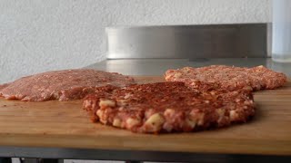 pljeskavica gurmanska punjena sarska i ljuta na vasem meniju od danasbalkan burger [upl. by Locklin]