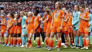 Oranje Leeuwinnen komen aan op Schiphol • RTL Nieuws [upl. by Noyr641]