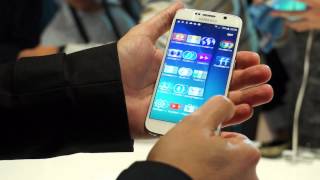 Prise en main du Samsung Galaxy S6  MWC 2015 [upl. by Adyht]