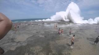 Impresionante Ola gigante arrastra a todos en una playa [upl. by Terra]