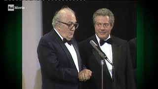 Marcello Mastroianni riceve il Leone dOro alla carriera da Federico Fellini  Venezia 1990 [upl. by Leahcimauhsoj]