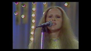 Manoella Torres quot A la Que Vive Contigo quot  voz en vivo 1981 [upl. by Venus922]