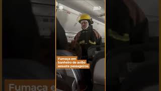 Fumaça em banheiro de avião assusta passageiros shorts [upl. by Tound]