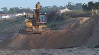 Tempête Oléron 2014 Création dune digue de protection à la petite plage de Domino [upl. by Yalcrab322]