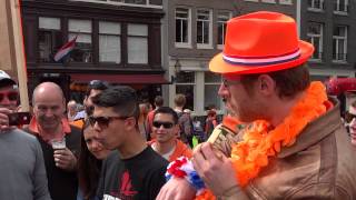 Koningsdag 2014 Amsterdam Eet 4 koekjes in 1 minuut [upl. by Mercorr]