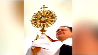 Priest in Tears As Blessed Sacrament PALPITATES for 20 Minutes 300 Witness Miracle AUGUST 10 [upl. by Nady106]