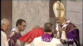 Aschermittwoch 2011  Papst Benedikt bekommt das Aschenkreuz [upl. by Tartaglia]