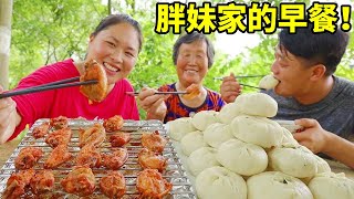 胖妹家早餐真丰富，蒸两笼包子配十八个烤鸡腿，祖孙三人吃饱喝足【陈说美食】 [upl. by Nawuq]