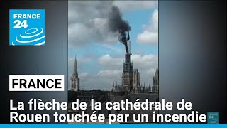 La flèche de la cathédrale de Rouen touchée par un incendie • FRANCE 24 [upl. by Odragde]