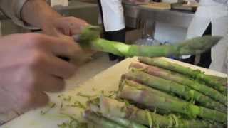 Technique de cuisine éplucher les asperges vertes  technique chef [upl. by Ahsenhoj]