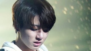 JUNGKOOK DE BTS SUFRE UN ACCIDENTE EN EL ESCENARIO [upl. by Volding]