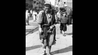 Serie de fotos que muestran las penosas escenas callejeras en el gueto de Varsovia 1942 [upl. by Ethben]